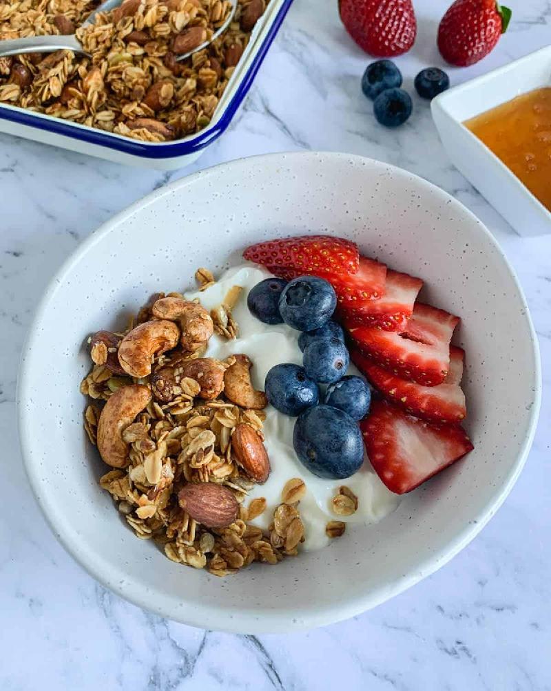 Yoghurt, oat and strawberry clusters